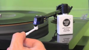 cleaning the stylus of a record player